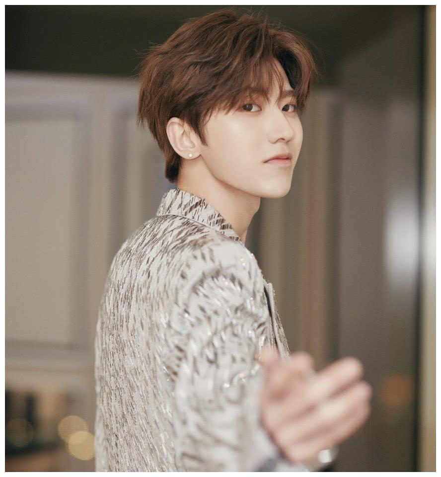 蔡徐坤何穗神仙同框,两位都是超模身材,高级感快要溢出屏幕