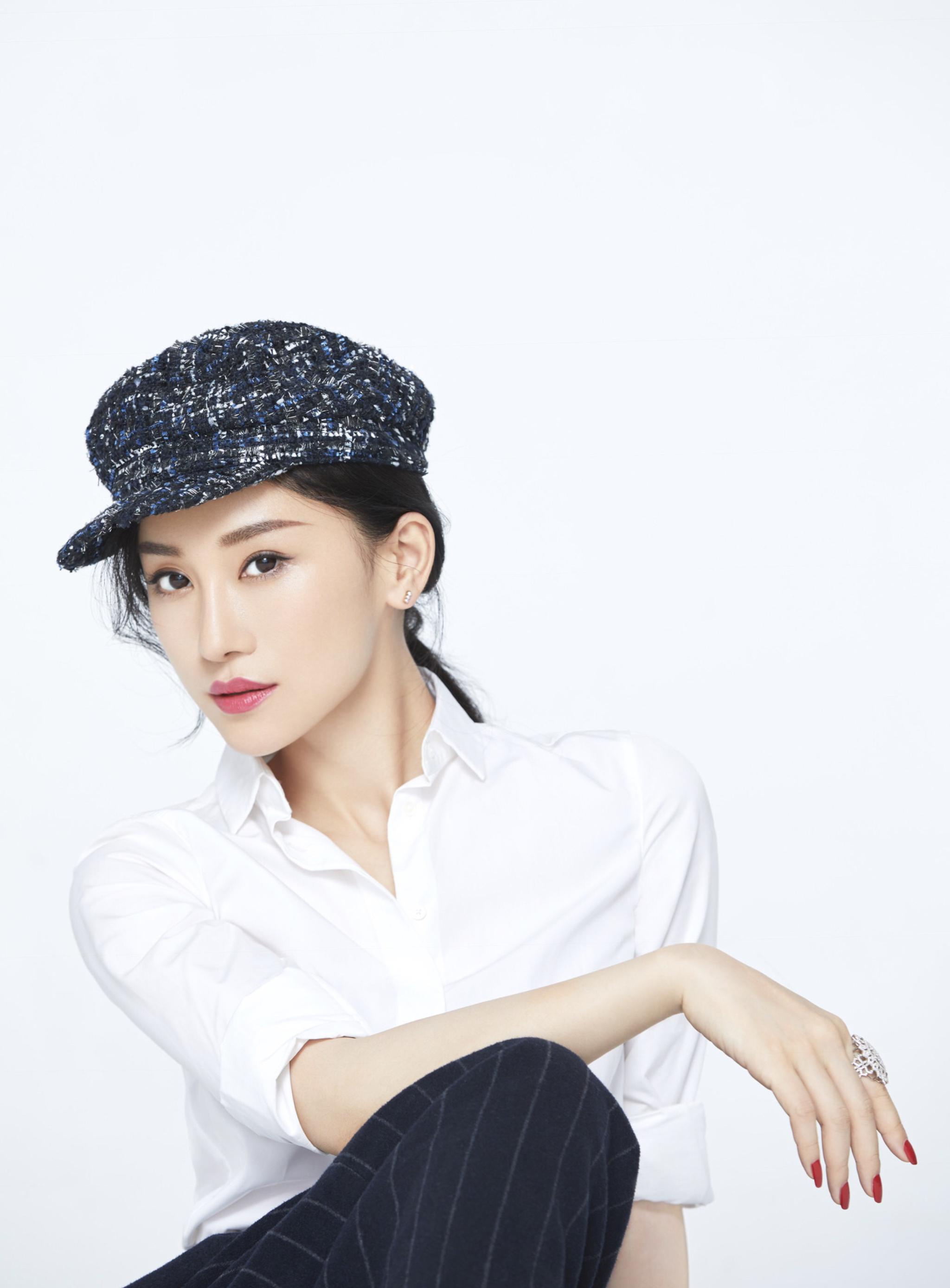 朱子岩客串出演河神2戏份出彩写真演绎干练优雅职场风