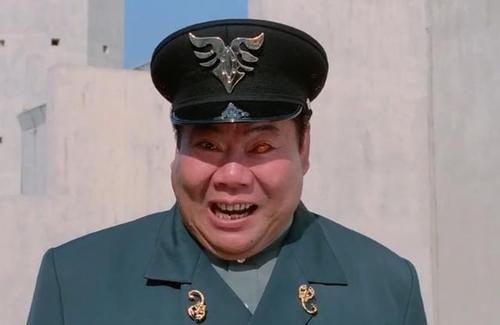 曾经演过很多令人印象深刻的角色,比如《力王》中的那个大坏蛋典狱长