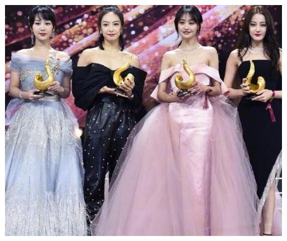 难怪说大眼美女容易显老当迪丽热巴郑爽同框再也不羡慕双眼皮