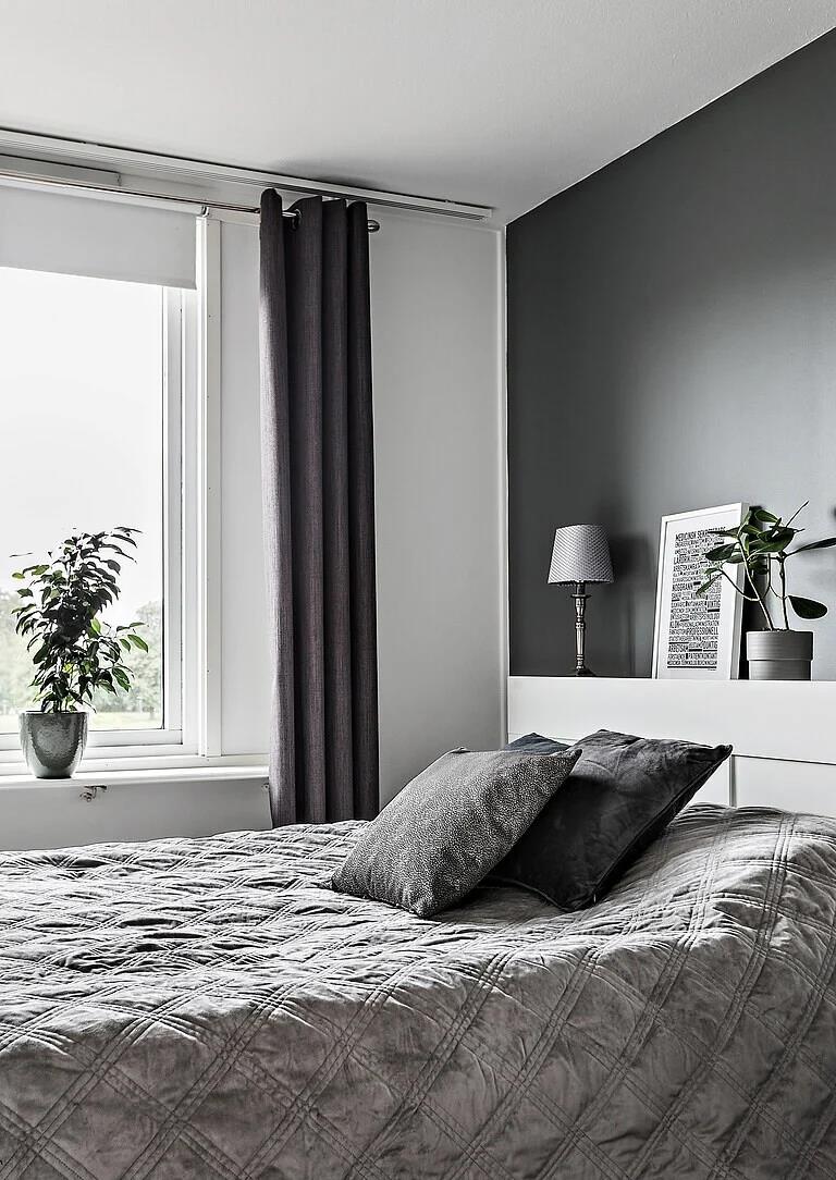 令人惊艳的厨房, 墙面也是有质感的深灰色,搭配黑色的台面 不会显得太