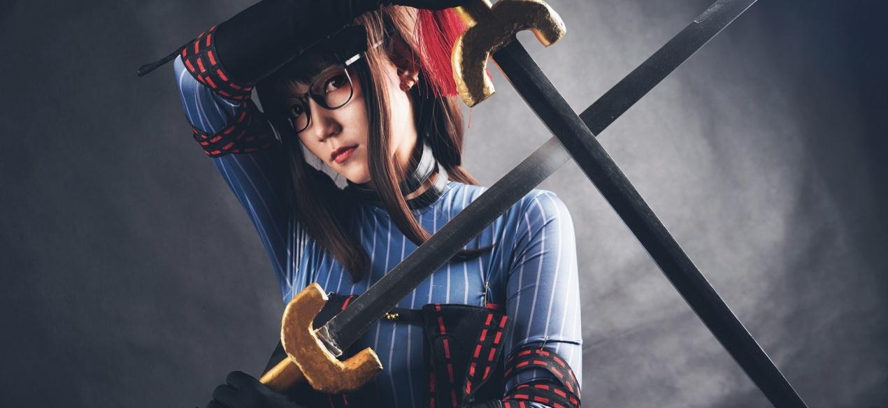 看服饰,小姐姐cos的应该是虞姬第一阶段的立绘,深蓝色连衣裙外搭一件