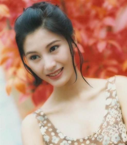 年轻时候的李嘉欣超级惊艳,秀外慧中的甜美形象是女性美的典范!