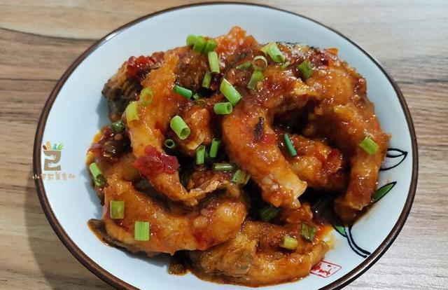 红烧鱼块的家常做法,鱼块外酥里嫩,酱香入味,比饭店的还好吃