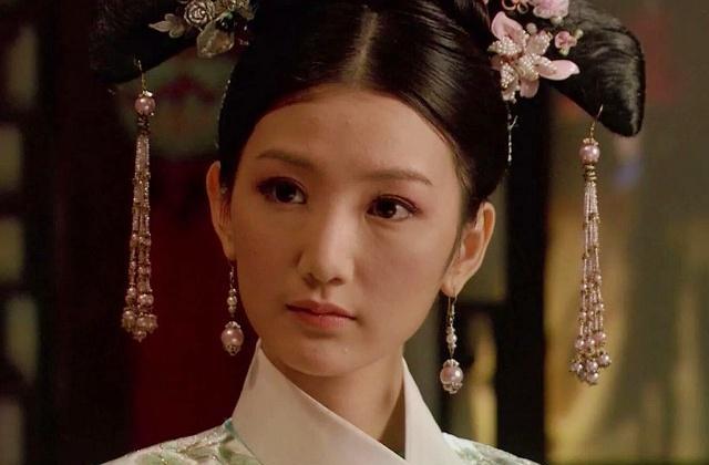 甄嬛传碎玉轩最早住的芳贵人到底是什么身份答案全在戏台上