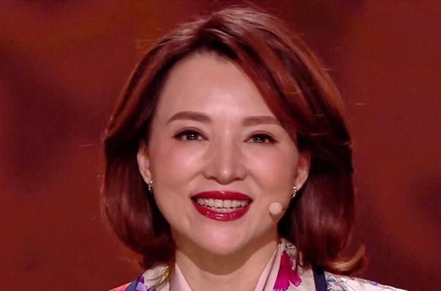 47岁董卿罕见浓妆亮相印花西服配粉色丝巾彰显大女人风范