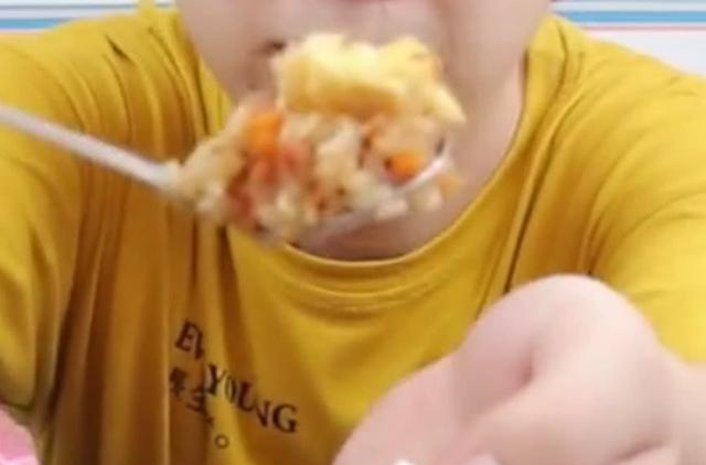 男子试吃炒饭界的爱马仕“爆浆蛋包饭”看着就知好吃,你觉得如何休闲区蓝鸢梦想 - Www.slyday.coM 男子试吃炒饭界的爱马仕“爆浆蛋包饭”看着就知好吃,你觉得如何休闲区蓝鸢梦想 - Www.slyday.coM