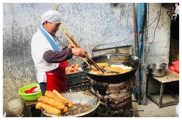 老大爷卖"土豪油条",一卖就是30年,一根3元,来晚小心买不到