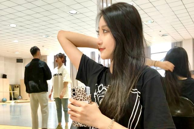 山东男篮陶汉林漂亮女友曝光, 外貌清纯甜美,长相酷似林志玲