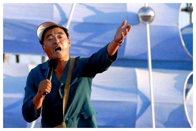 魏三回老家为母亲庆生,老房子旧年画显寒酸,被吐槽是假孝顺__财经头条