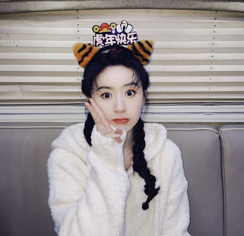袁冰妍扎麻花辫剪刀手嘟嘴超可爱自拍