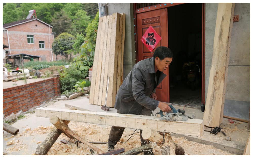 65岁老木匠五六天做一口棺材,一天挣二三百元,这活快要失传了