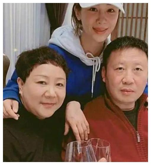 杨紫的妈妈名叫马海燕,毕业于俄罗斯库尔斯克语言师范学院.