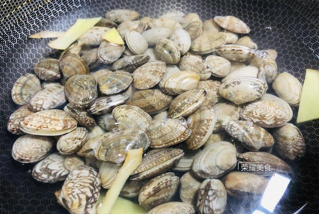 炒花蚬用一个方法吐沙又吐泥口感鲜嫩没沙砾大口吃才过瘾