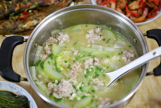 【瓠瓜嫩肉汤】瓠瓜也是这个季节的盛产蔬菜,我家每到夏季,就喜欢买它