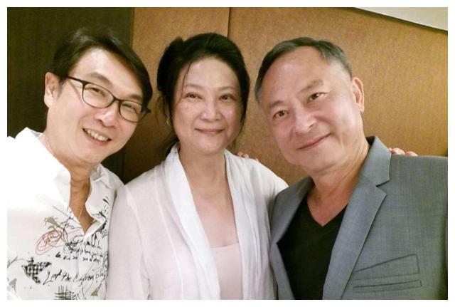 刘松仁发福憔悴很苍老,小20岁妻子素颜近照,结婚多年求子艰辛