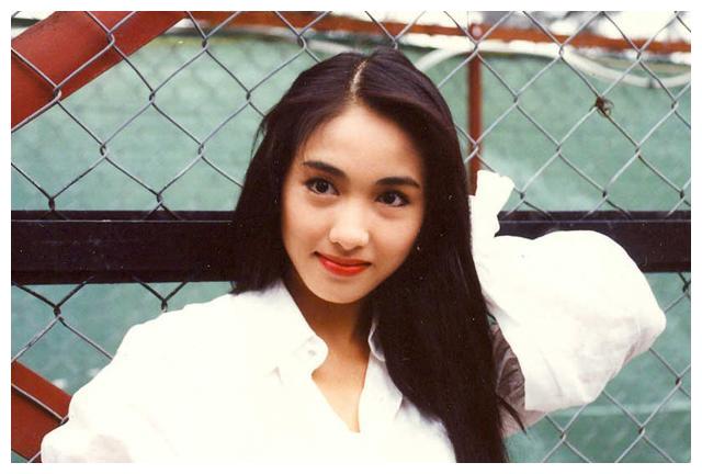 出身演艺世家的黎姿,爷爷是「电影之父」黎民伟,姑姑黎宣,黎灼灼都