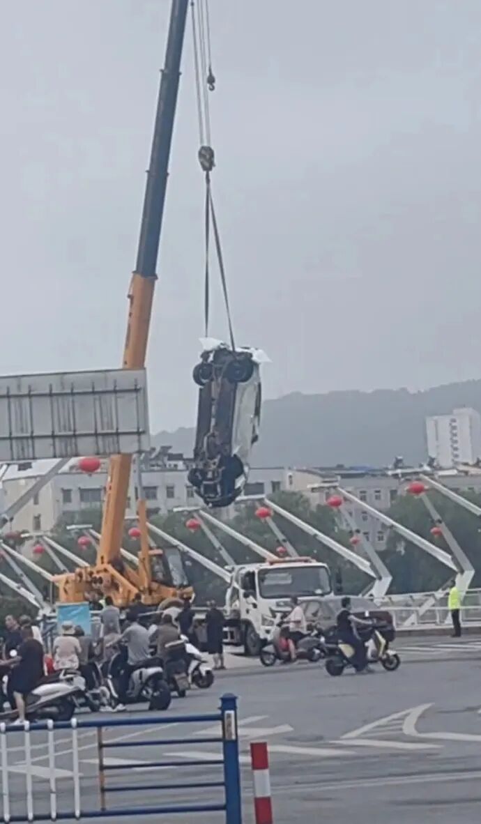 河南一玛莎拉蒂凌晨撞毁护栏后坠河，知情人：车上3人被捞起