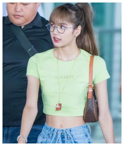 而在这组照片中,隐约还能看到她的马甲线,而lisa跟身后的男保镖相比