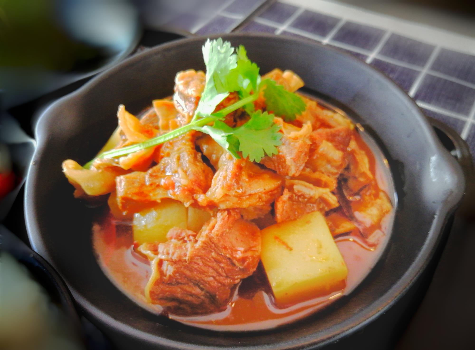 烧牛腩,老四川的红烧牛肉,当然最高境界的当数人民大会堂的罐焖牛肉