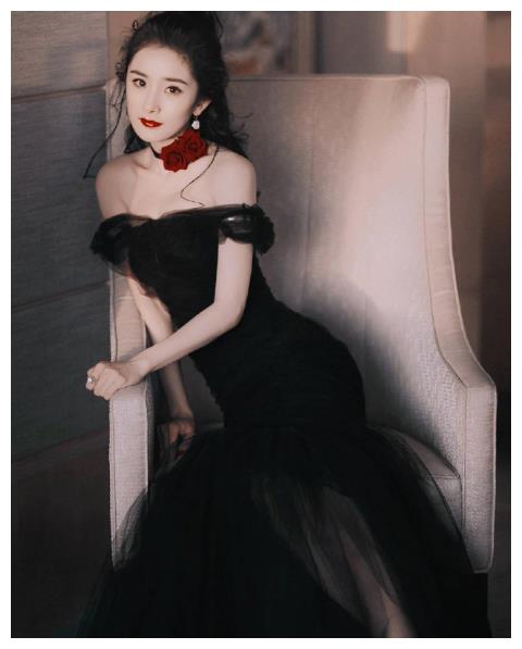 娱乐圈一字肩女明星:躲过了杨幂,避过了热巴,却唯独败给赵丽颖