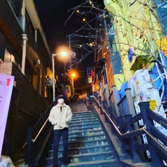 EXO吴世勋在晚上阶梯上公开近况照片 高大身材完美魅力