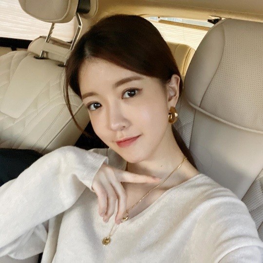 韩国女艺人郑仁善sns发照展清纯动人美貌