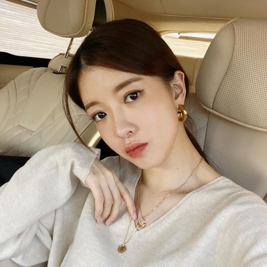 韩国女艺人郑仁善sns发照展清纯动人美貌