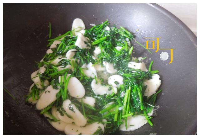 春天要吃一盘草籽炒年糕软糯又清香小时候的味道