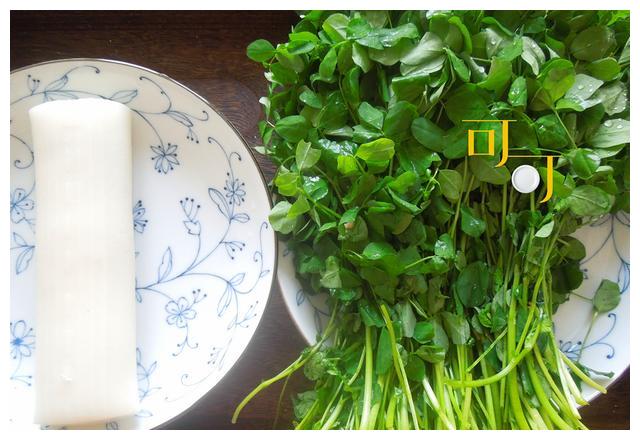 春天要吃一盘草籽炒年糕软糯又清香小时候的味道