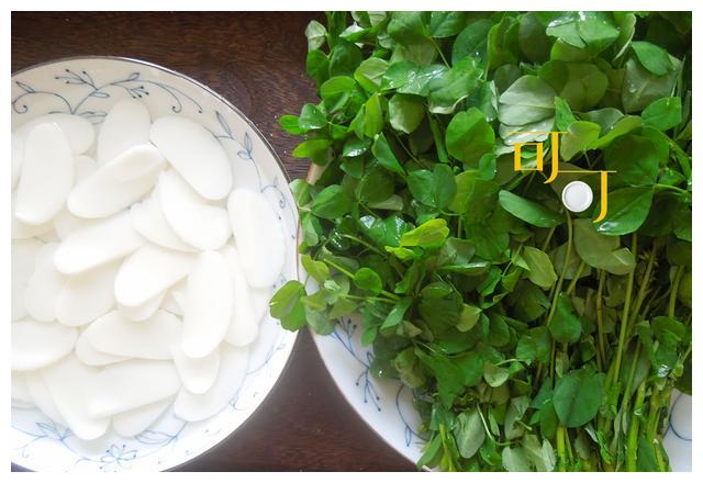 春天要吃一盘草籽炒年糕软糯又清香小时候的味道