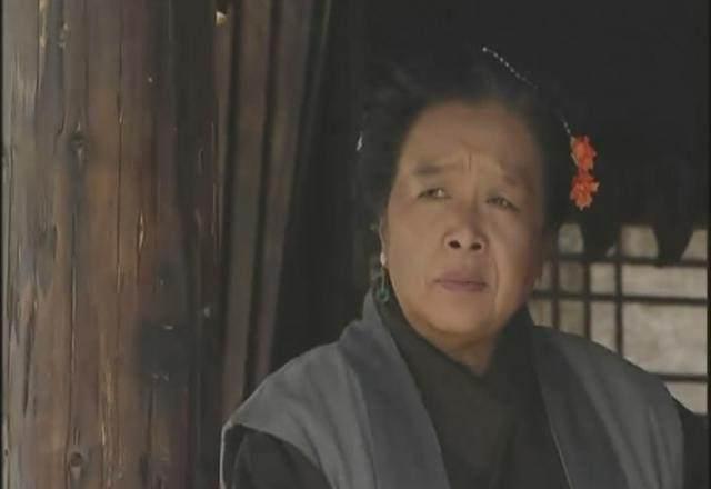 而今天要说的是水浒传中另一个角色的扮演者,她就是扮演王婆的李明启