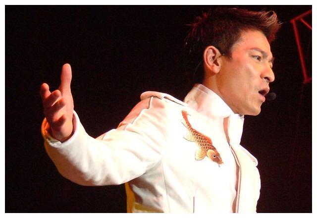 曾经因为嗓子问题终止演唱会,如今再度现身,为公益献唱