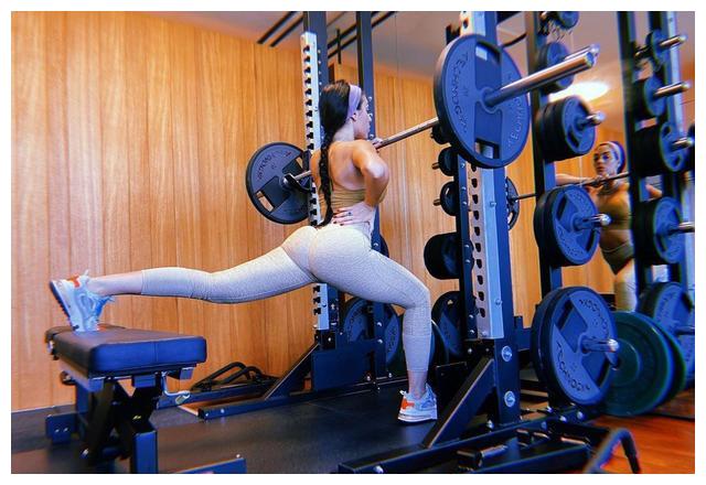 c罗女友乔治娜晒健身美照娇躯火辣风情万种