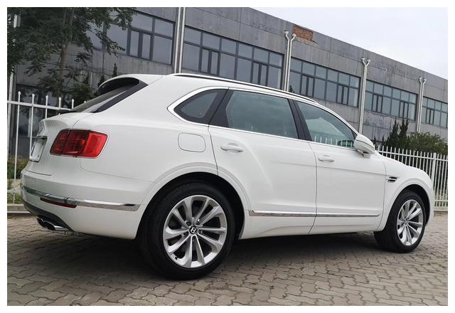 新款宾利添越实拍图,白外红内