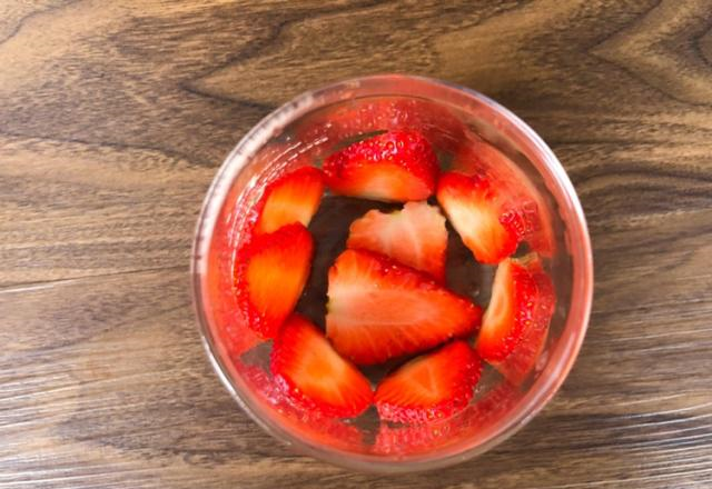 第四步:把剩下的草莓放入榨汁机里,倒入原味酸奶.