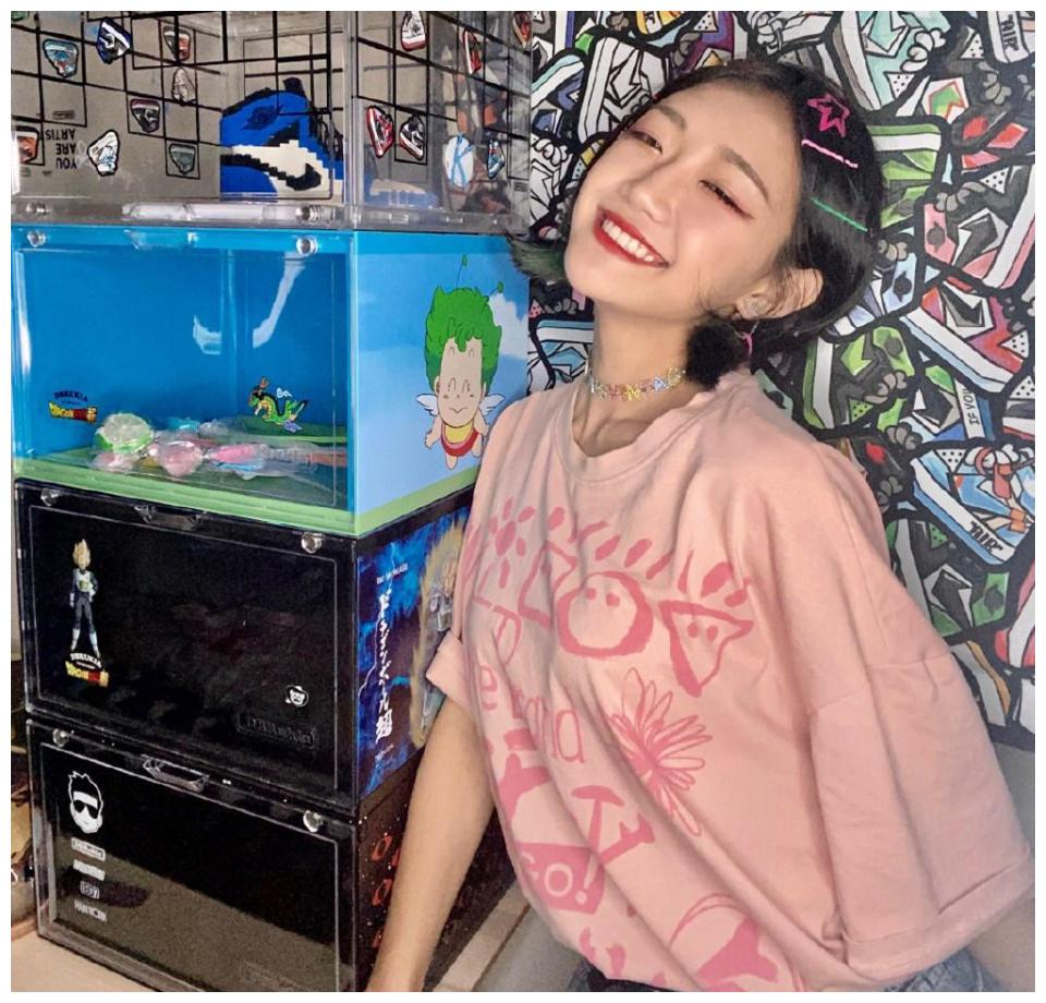 代古拉配文太自恋,托腮手势尽显可爱!网友:“女神”实锤!__财经头条