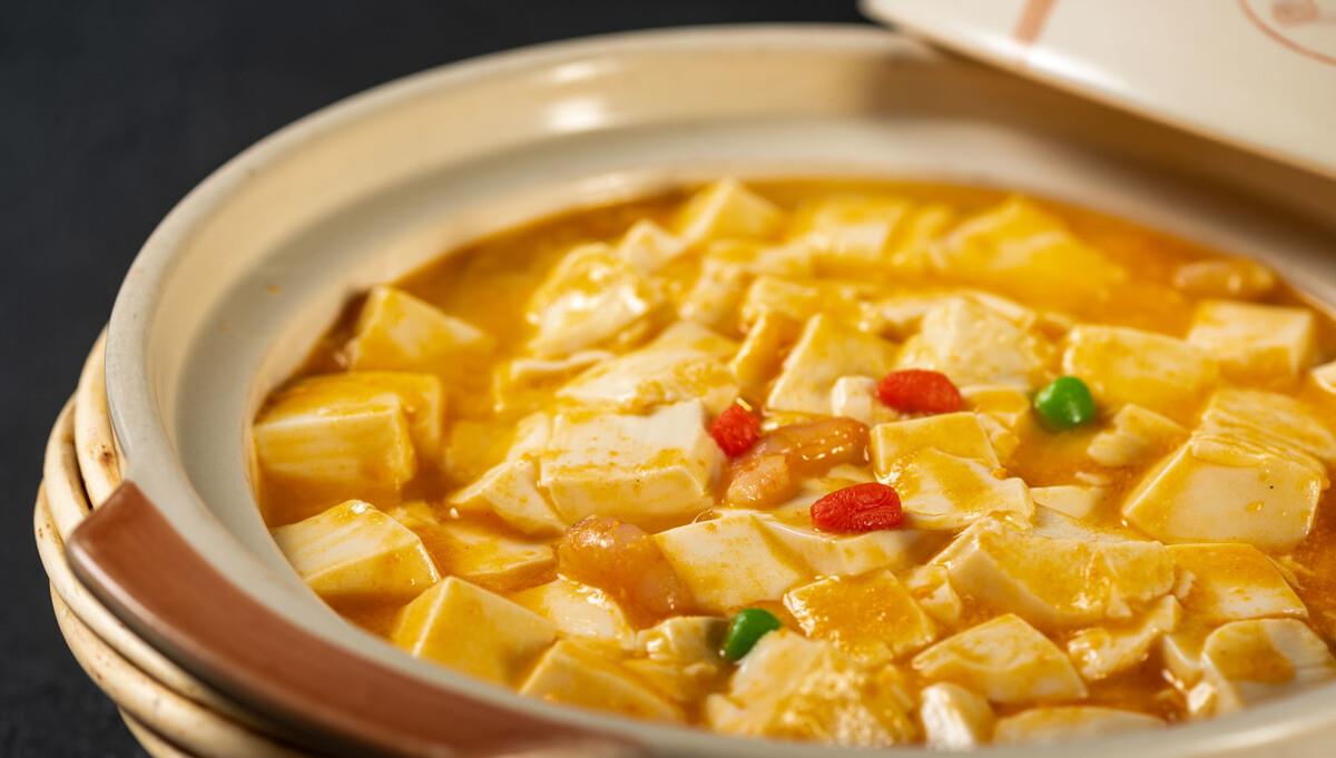 蟹黄豆腐煲汤味鲜美又营养小孩子每天都吵着要吃