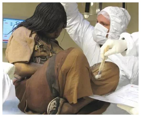 6000米的高山挖出14岁女尸安详沉睡了500年尸检结果让人膛目
