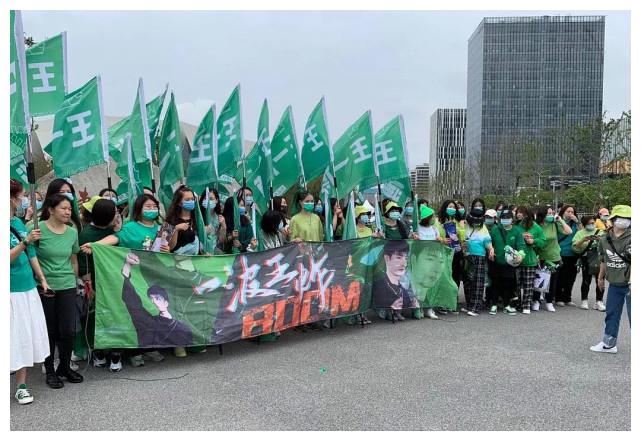 王一博后援会花墙应援翻车,被扒用去年横幅,粉丝开撕嚷着要查账