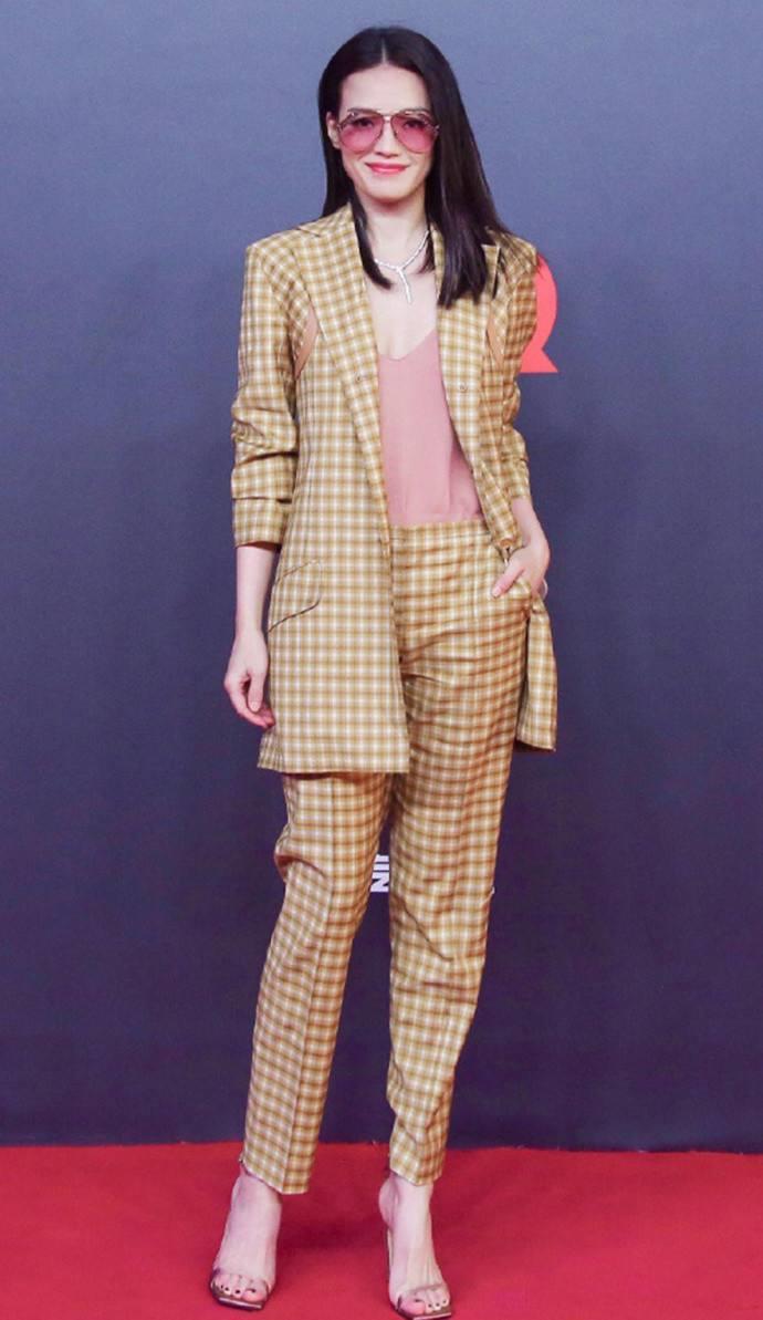 搭的舒淇,同样是非常的令人惊艳,像是这一身黄色与紫色搭配的短款外套