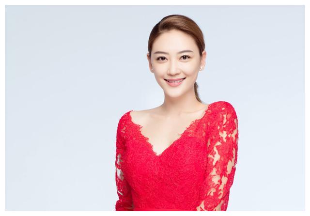 因为其出众的外形条件而被向太看中,并成为了中国星旗下的一位艺人