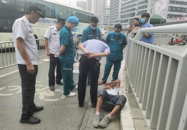 烂醉如泥的男子走着走着 卧倒在路边瞬间酣睡