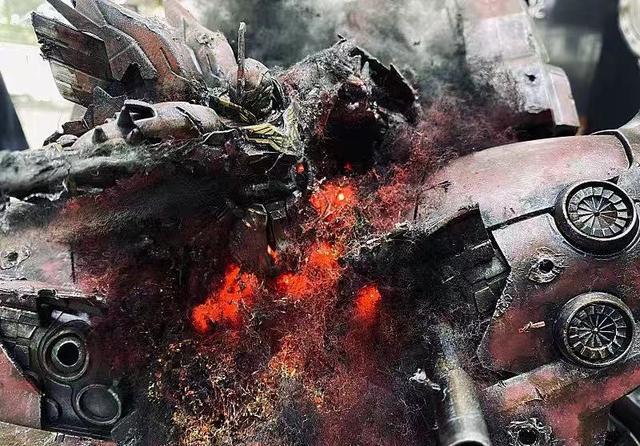 如果这个水中战损新安洲场景再搭配一台战损独角兽高达模型就更帅气了