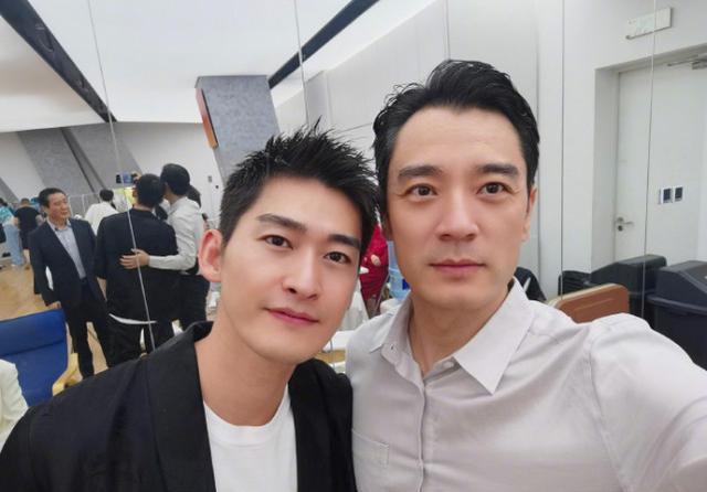 演员李光洁分享与张翰,朱亚文,靳东,高圆圆等明星的合照