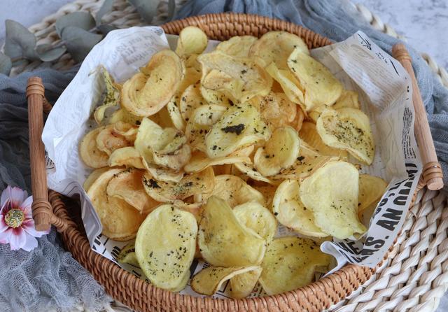 无油油炸超简单的低脂自制烤薯片香酥可口