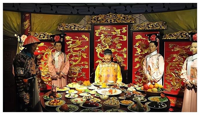 皇帝用膳时,也有专门的标准,清朝用膳的标准就是每顿120道菜,整整摆满