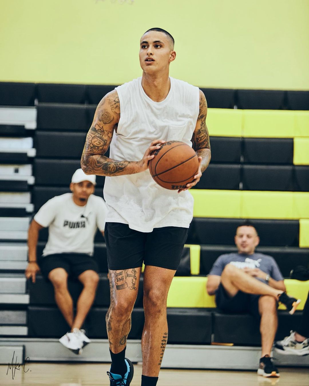 库兹马频晒高强度训练照全身被汗水湿透新发型有些撞脸库里