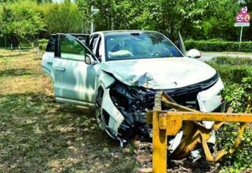 业务员驾车失控乘客受伤，试驾变事故，“误工费”谁来承担？