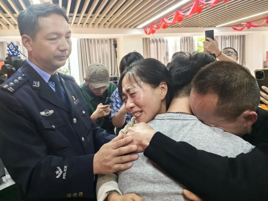 四川男童卖菜时被拐,父母离异,父亲苦寻 22 年终找回儿子。 四川男童卖菜时被拐,父母离异,父亲苦寻 22 年终找回儿子。